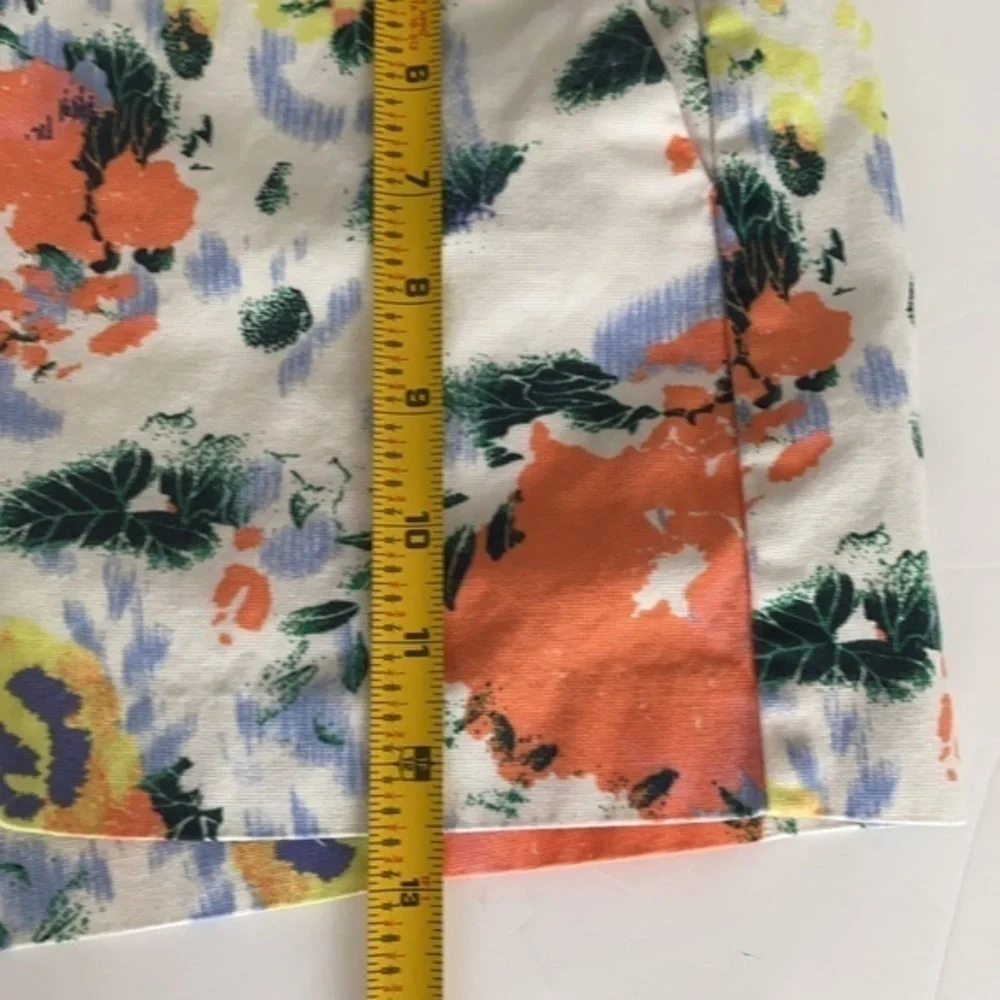 GAP City Shorts White Floral Mid Rise Size 12 EUC